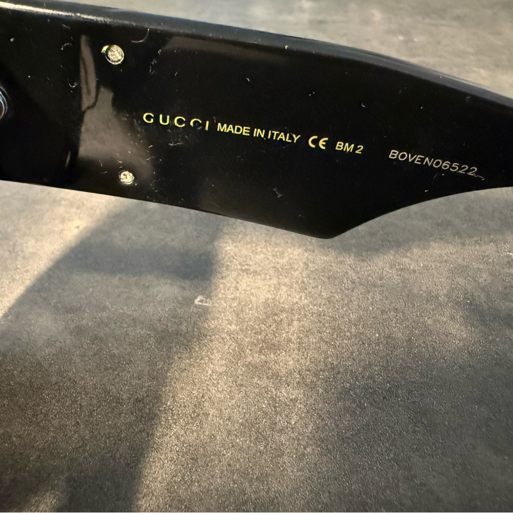 Gucci Black Sunglasses with Gold Logo GG0956S - Picture 7 of 9